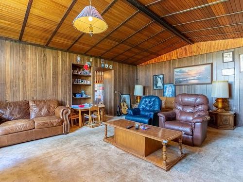 535 Arbutus Street, Chase, BC - Indoor Photo Showing Living Room