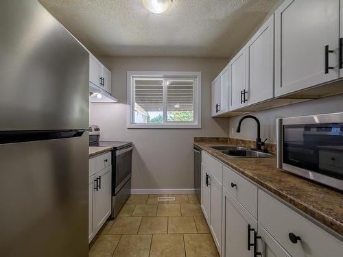 22-800 Southill Street, Kamloops, BC - Indoor Photo Showing Kitchen With Double Sink