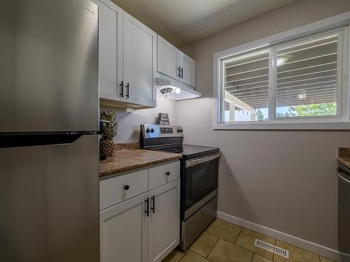 22-800 Southill Street, Kamloops, BC - Indoor Photo Showing Kitchen