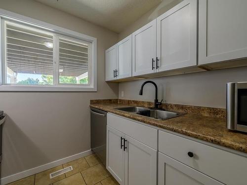 22-800 Southill Street, Kamloops, BC - Indoor Photo Showing Kitchen With Double Sink