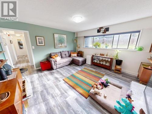 3949 Selkirk Ave, Powell River, BC - Indoor Photo Showing Living Room