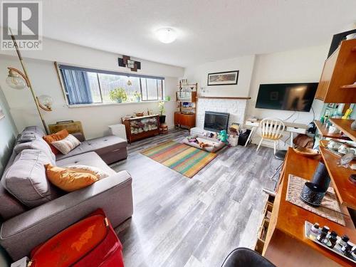 3949 Selkirk Ave, Powell River, BC - Indoor Photo Showing Living Room With Fireplace