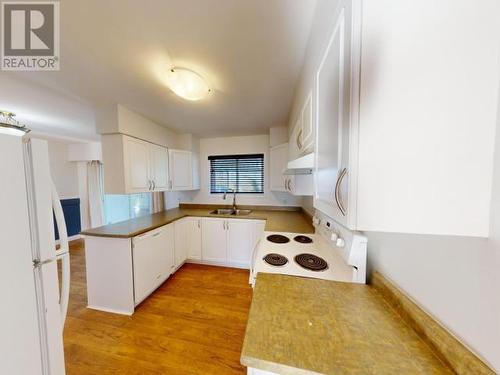 3949 Selkirk Ave, Powell River, BC - Indoor Photo Showing Kitchen With Double Sink