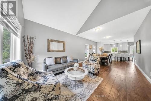 3269 Oak Street, Innisfil, ON - Indoor Photo Showing Living Room