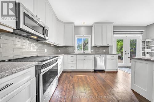 3269 Oak Street, Innisfil, ON - Indoor Photo Showing Kitchen With Upgraded Kitchen