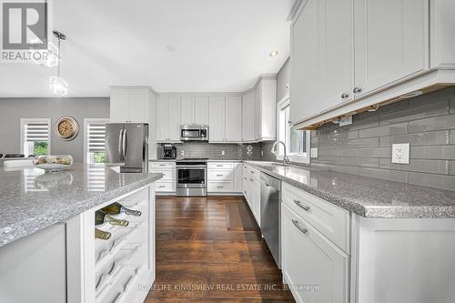 3269 Oak Street, Innisfil, ON - Indoor Photo Showing Kitchen With Upgraded Kitchen