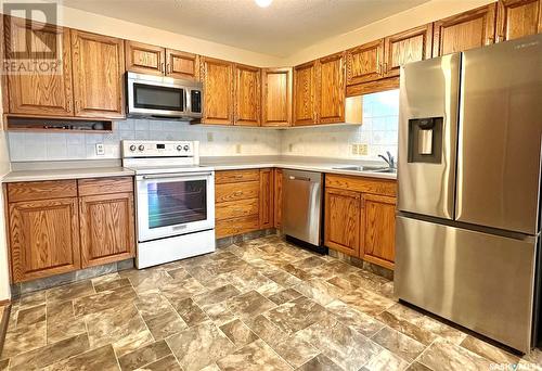 303 62 24Th Street, Battleford, SK - Indoor Photo Showing Kitchen With Double Sink