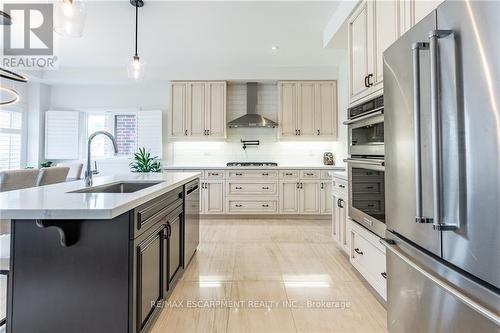 28 Columbus Gate, Hamilton (Stoney Creek Mountain), ON - Indoor Photo Showing Kitchen With Upgraded Kitchen