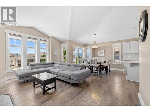 5169 South Ridge Drive, Kelowna, BC - Indoor Photo Showing Living Room