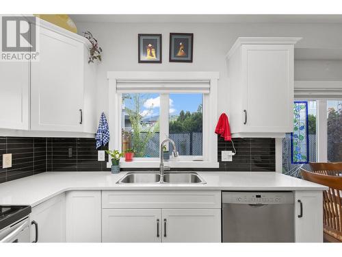 11511 Bottom Wood Lake Road Unit# 4, Lake Country, BC - Indoor Photo Showing Kitchen With Double Sink