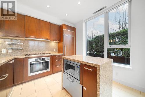 100 9 Smithe Mews, Vancouver, BC - Indoor Photo Showing Kitchen With Upgraded Kitchen