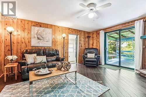 18846 Leslie Street, East Gwillimbury, ON - Indoor Photo Showing Living Room