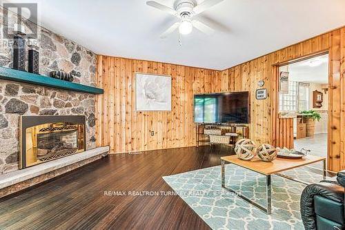 18846 Leslie Street, East Gwillimbury, ON - Indoor Photo Showing Living Room With Fireplace