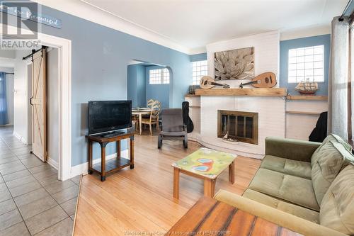 1485 Gladstone Avenue, Windsor, ON - Indoor Photo Showing Living Room With Fireplace