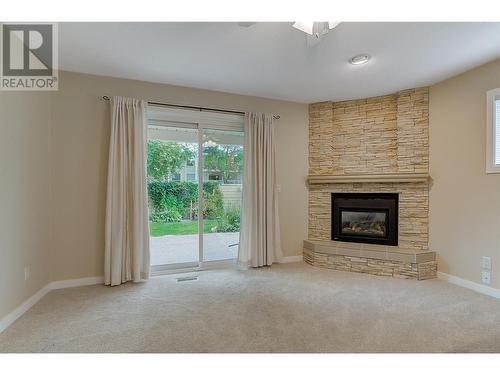 1201 Cameron Avenue Unit# 8, Kelowna, BC - Indoor Photo Showing Living Room With Fireplace