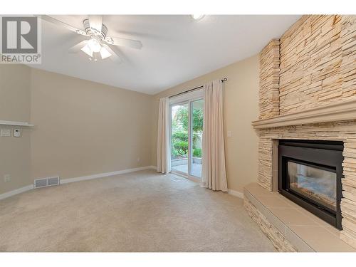 1201 Cameron Avenue Unit# 8, Kelowna, BC - Indoor Photo Showing Living Room With Fireplace