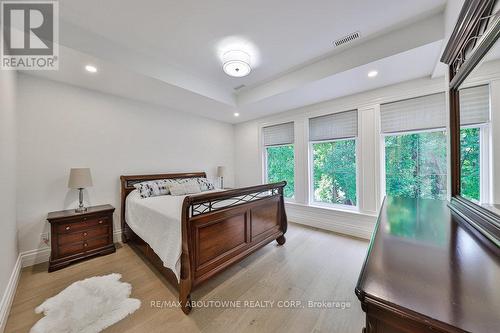 2409 Lakeshore Road, Burlington, ON - Indoor Photo Showing Bedroom