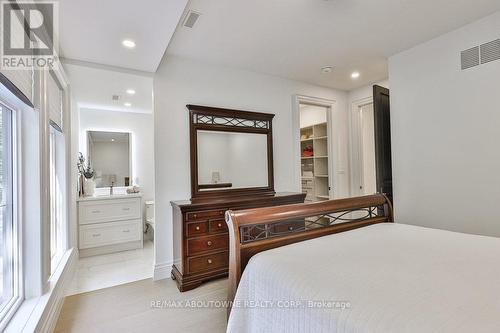 2409 Lakeshore Road, Burlington, ON - Indoor Photo Showing Bedroom