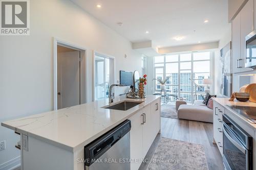 644 - 16 Concord Place, Grimsby, ON - Indoor Photo Showing Kitchen With Upgraded Kitchen