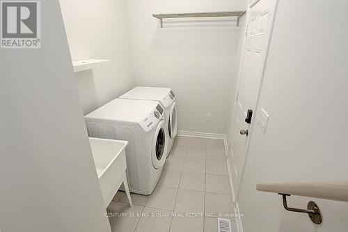 10 John Weddell Avenue, East Gwillimbury, ON - Indoor Photo Showing Laundry Room