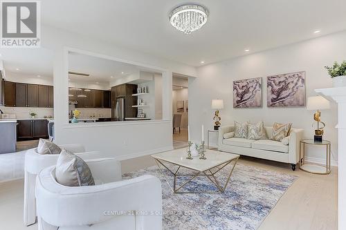 10 John Weddell Avenue, East Gwillimbury, ON - Indoor Photo Showing Living Room