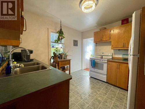 434 9Th  N Avenue, Creston, BC - Indoor Photo Showing Kitchen With Double Sink