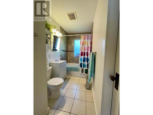 434 9Th  N Avenue, Creston, BC - Indoor Photo Showing Bathroom