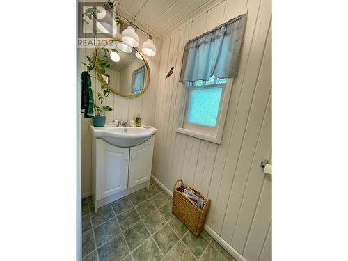 434 9Th  N Avenue, Creston, BC - Indoor Photo Showing Bathroom