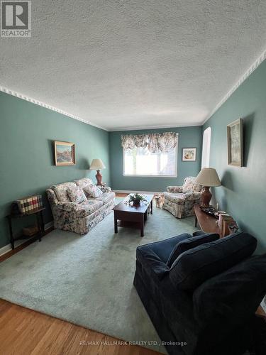 26 Edgecroft Road, Toronto, ON - Indoor Photo Showing Living Room