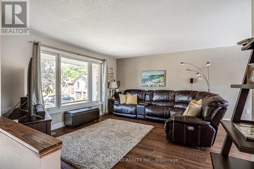 30 Crystal Court, Hamilton (Riverdale), ON - Indoor Photo Showing Living Room