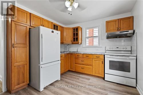 24 Victoria Street, St. Catharines, ON - Indoor Photo Showing Kitchen