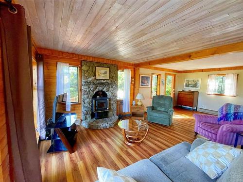 915 Mount Rd, Hornby Island, BC 