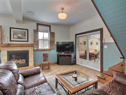 Living room - 2 Ch. Mountain, Bolton-Est, QC - Indoor Photo Showing Living Room With Fireplace