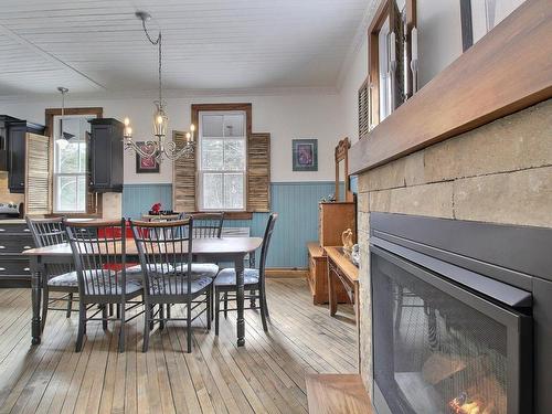 Dining room - 2 Ch. Mountain, Bolton-Est, QC - Indoor Photo Showing Dining Room With Fireplace