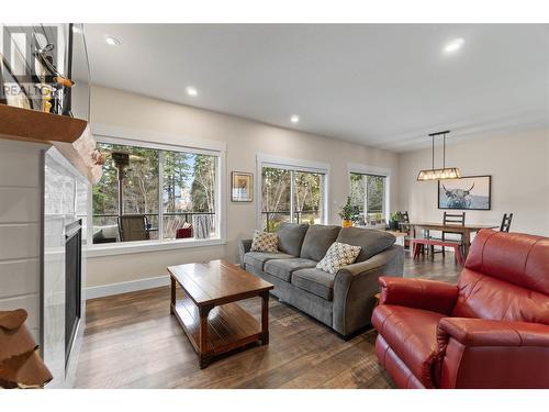 4120 20 Street, Salmon Arm, BC - Indoor Photo Showing Living Room