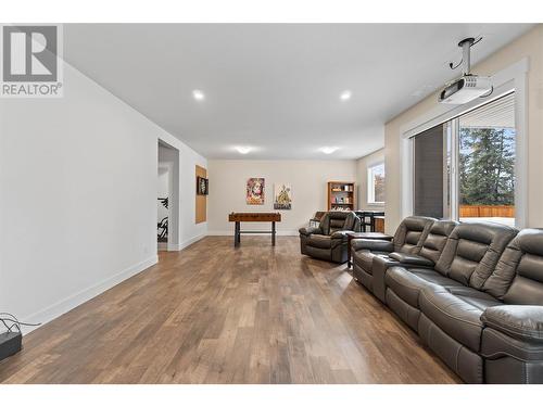 4120 20 Street, Salmon Arm, BC - Indoor Photo Showing Living Room