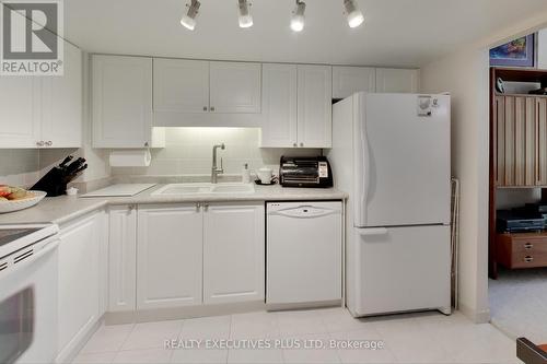 807 - 65 Harbour Square, Toronto (Waterfront Communities), ON - Indoor Photo Showing Kitchen