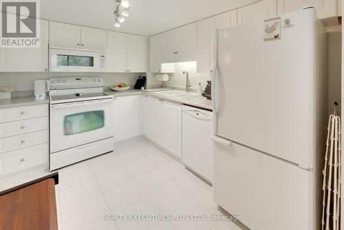 807 - 65 Harbour Square, Toronto (Waterfront Communities), ON - Indoor Photo Showing Kitchen