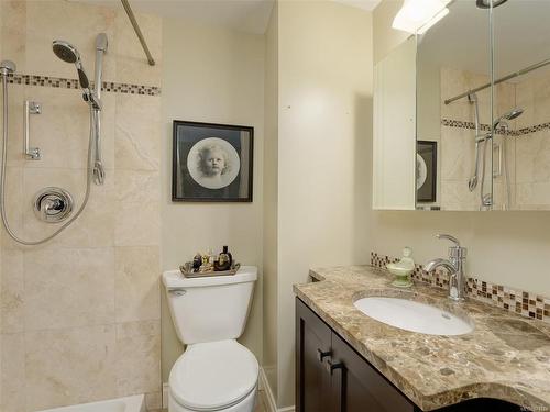 402-2920 Cook St, Victoria, BC - Indoor Photo Showing Bathroom