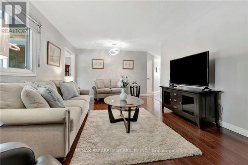 227 Silverbirch Boulevard, Hamilton, ON - Indoor Photo Showing Living Room