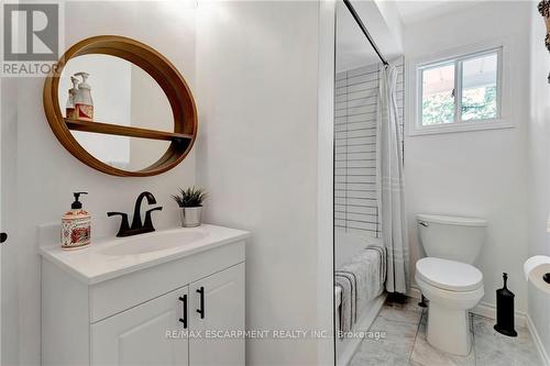 227 Silverbirch Boulevard, Hamilton, ON - Indoor Photo Showing Bathroom