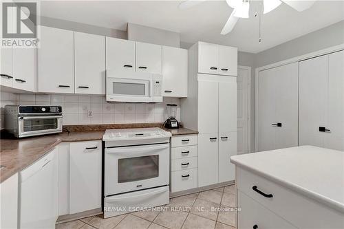 227 Silverbirch Boulevard, Hamilton, ON - Indoor Photo Showing Kitchen