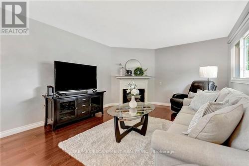 227 Silverbirch Boulevard, Hamilton, ON - Indoor Photo Showing Living Room