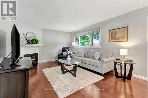 227 Silverbirch Boulevard, Hamilton, ON - Indoor Photo Showing Living Room