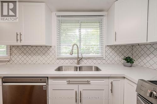 3923 Algonquin Avenue, Innisfil, ON - Indoor Photo Showing Kitchen With Double Sink With Upgraded Kitchen