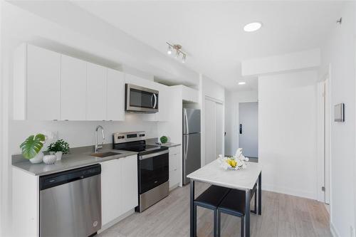 3210 Dakota Common|Unit #A601, Burlington, ON - Indoor Photo Showing Kitchen With Stainless Steel Kitchen With Upgraded Kitchen