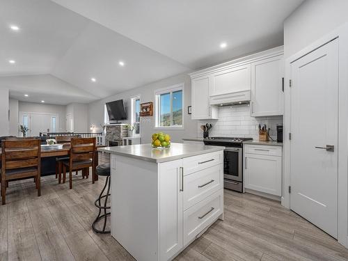 744 Lyne Road, Kamloops, BC - Indoor Photo Showing Kitchen With Upgraded Kitchen