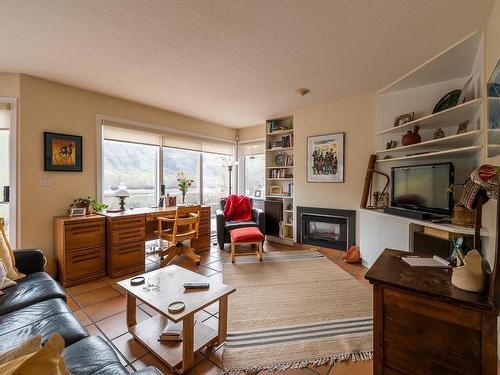 604 Stansfield Road, Kamloops, BC - Indoor Photo Showing Living Room With Fireplace