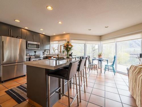 604 Stansfield Road, Kamloops, BC - Indoor Photo Showing Kitchen With Upgraded Kitchen