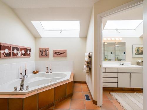 604 Stansfield Road, Kamloops, BC - Indoor Photo Showing Bathroom